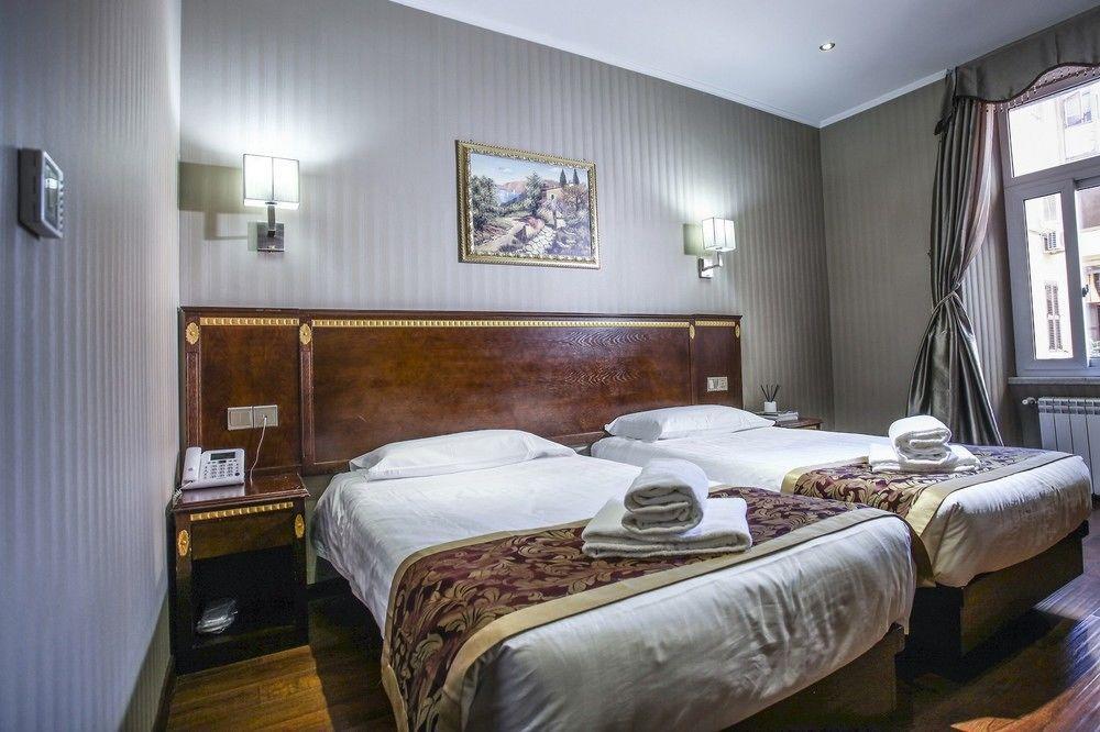Drago D'Oro Guesthouse - Accross From Metro Vittorio Emanuele エクステリア 写真