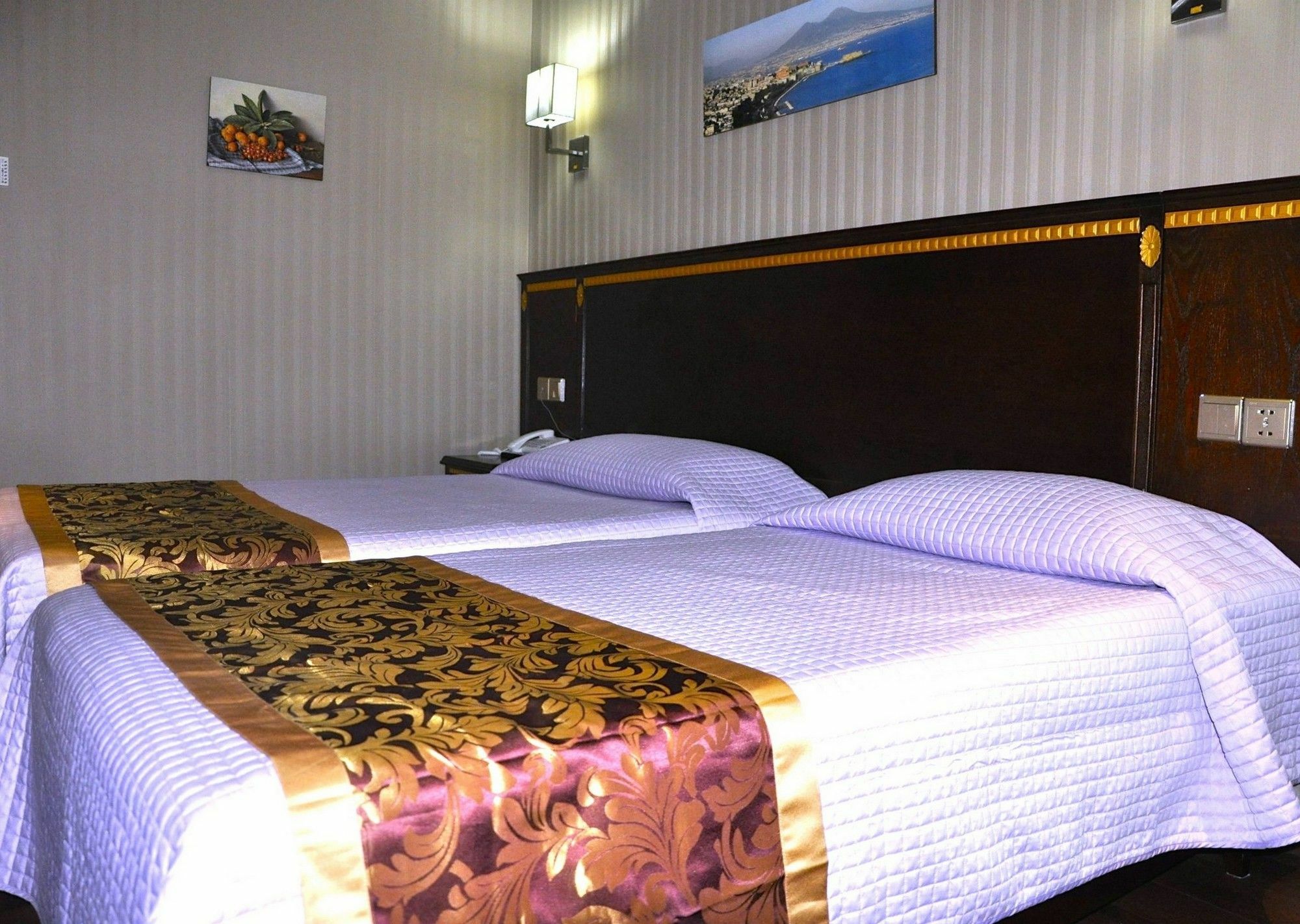 Drago D'Oro Guesthouse - Accross From Metro Vittorio Emanuele エクステリア 写真